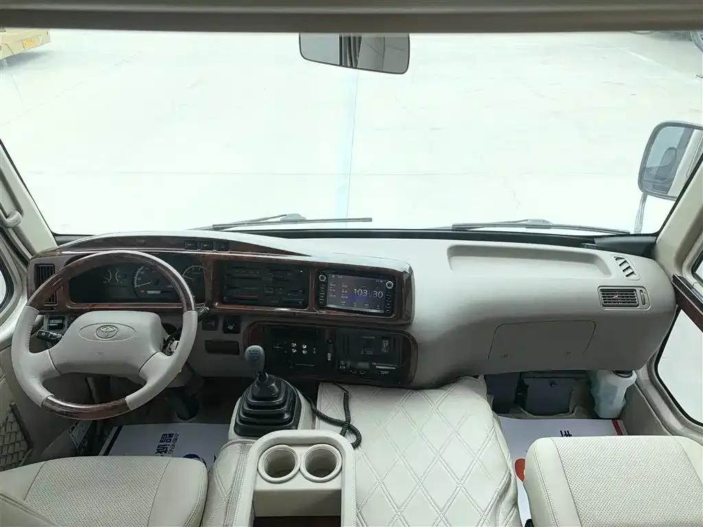 2015 Toyota Coaster 4.0L Manual — миниатюра 5
