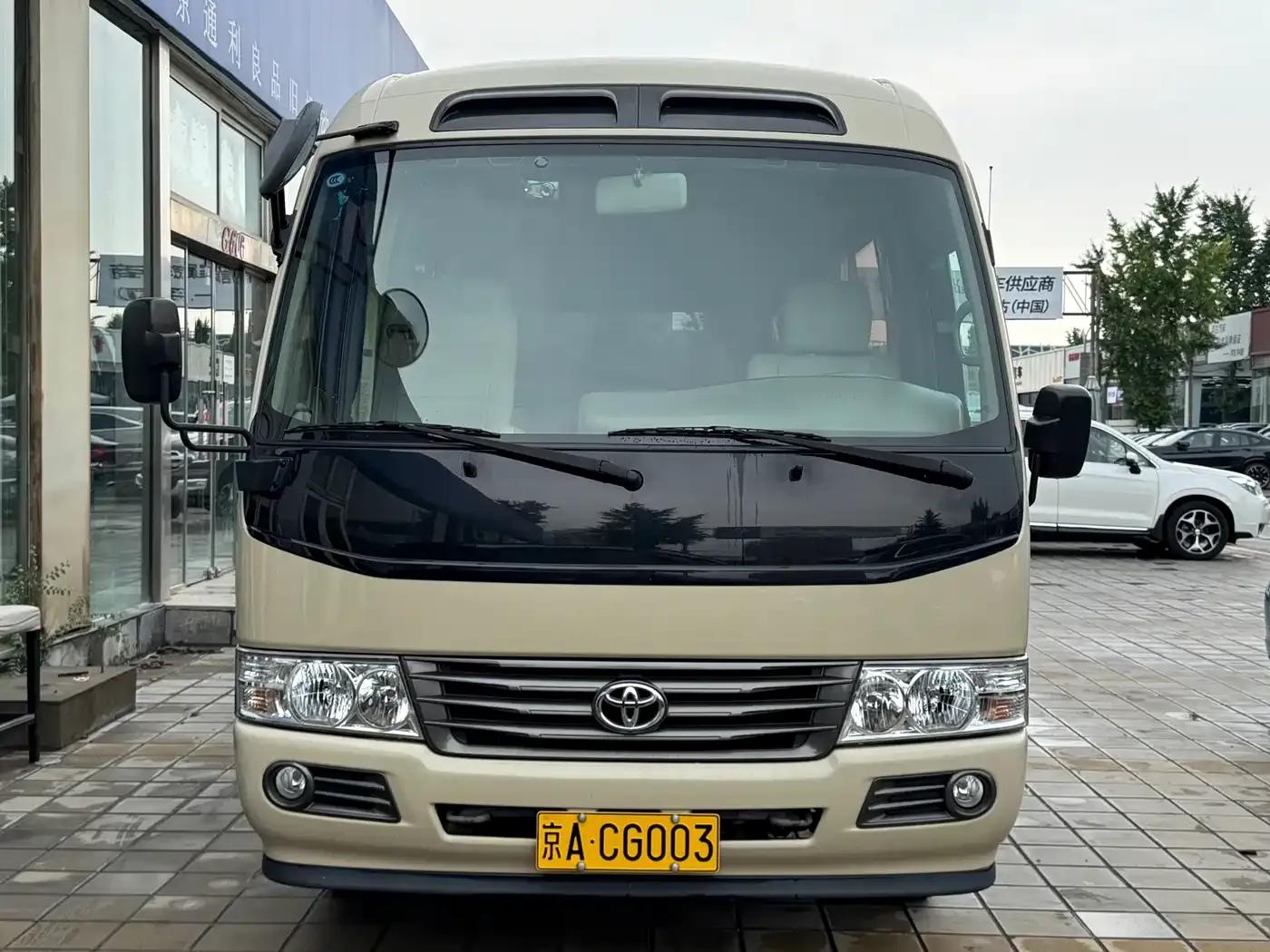 2017 Toyota Coaster 4.0L Manual — миниатюра 2