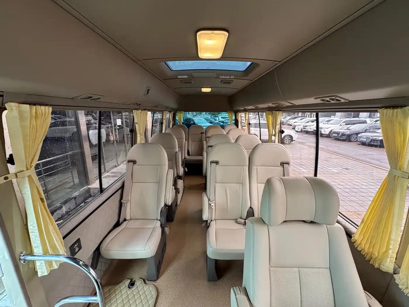 2017 Toyota Coaster 4.0L Manual — миниатюра 11