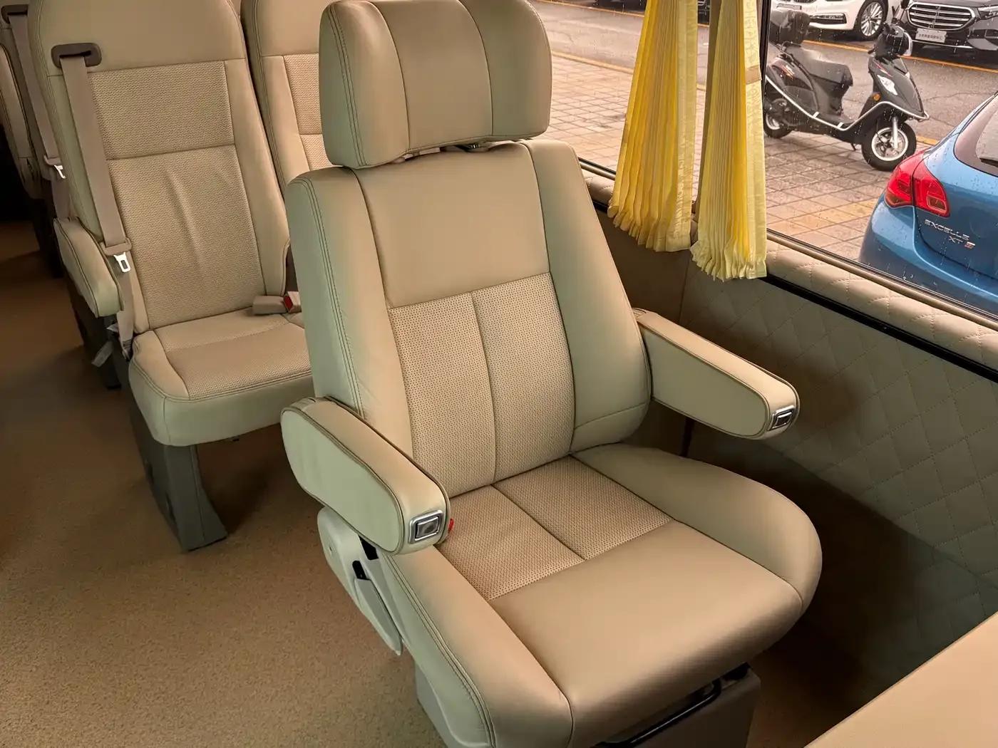 2017 Toyota Coaster 4.0L Manual — миниатюра 12