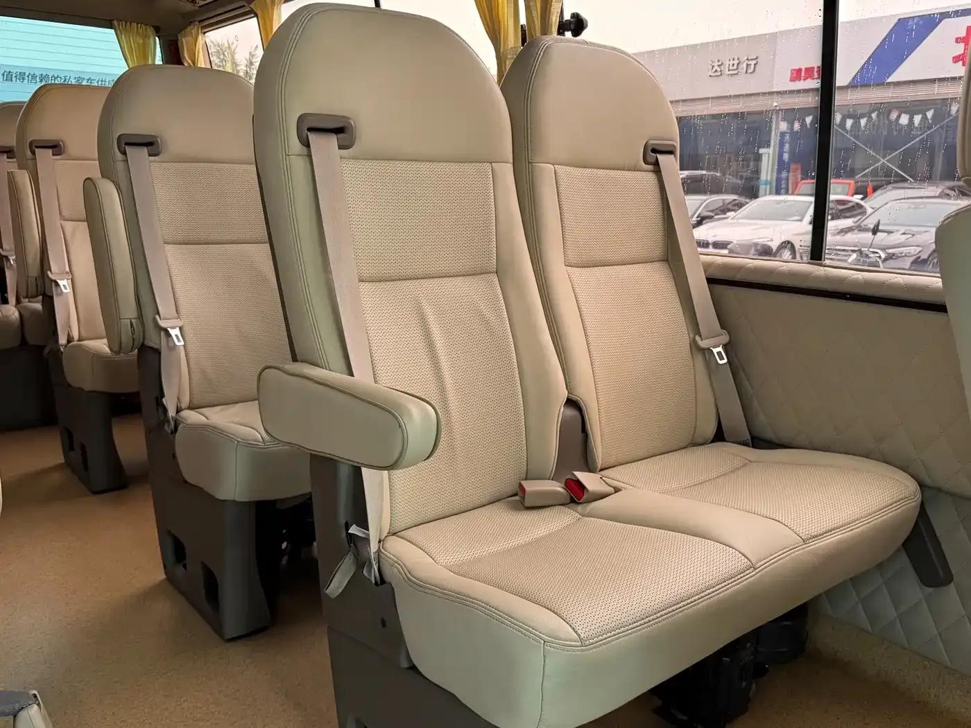 2017 Toyota Coaster 4.0L Manual — миниатюра 14