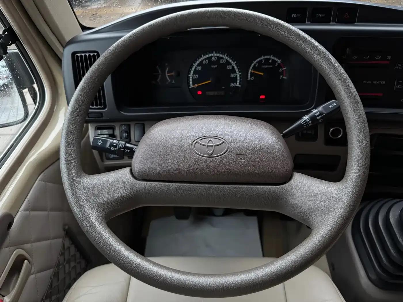 2017 Toyota Coaster 4.0L Manual — миниатюра 20