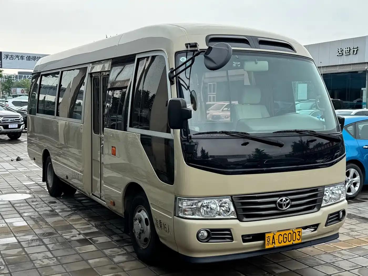 2017 Toyota Coaster 4.0L Manual — миниатюра 3