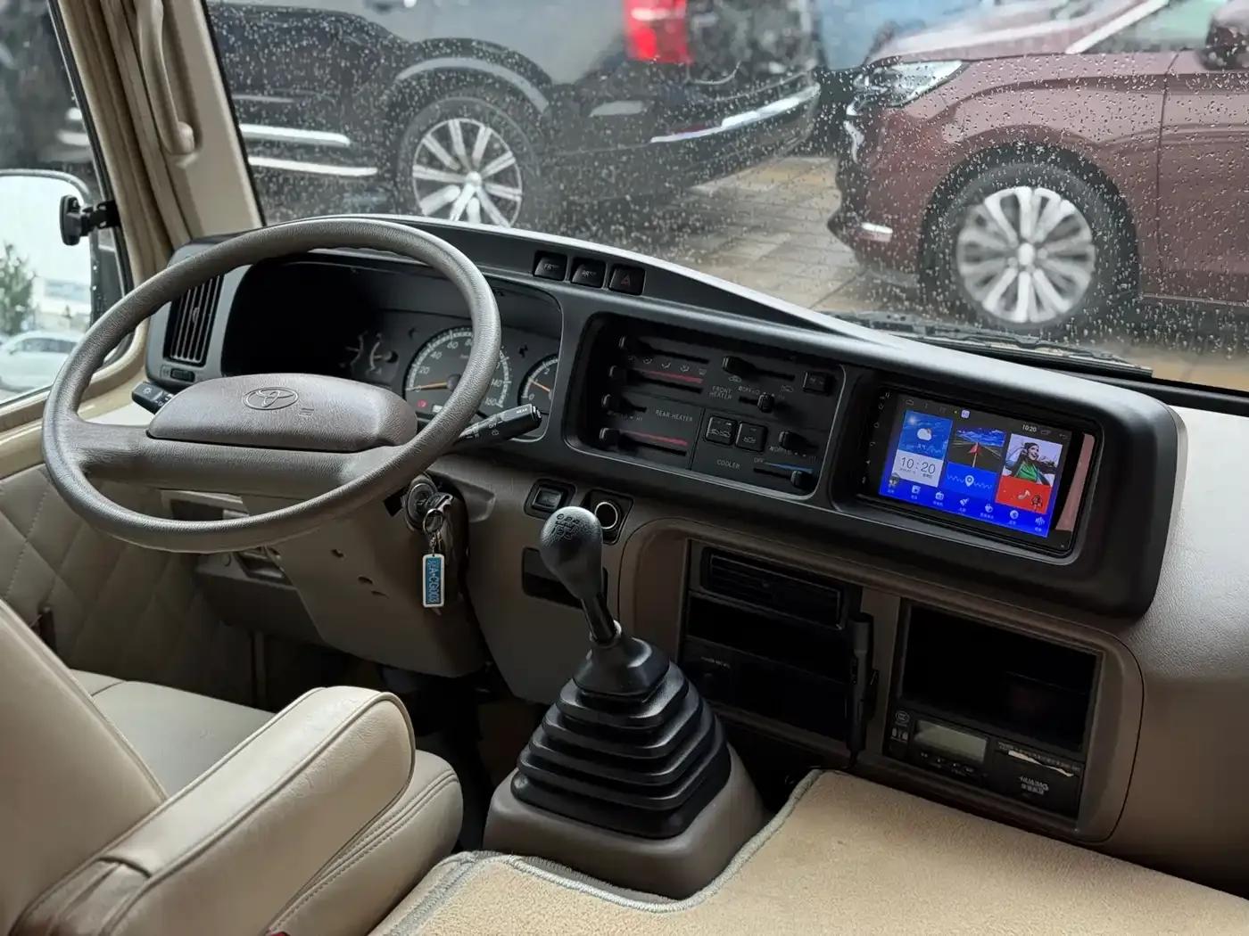 2017 Toyota Coaster 4.0L Manual — миниатюра 22