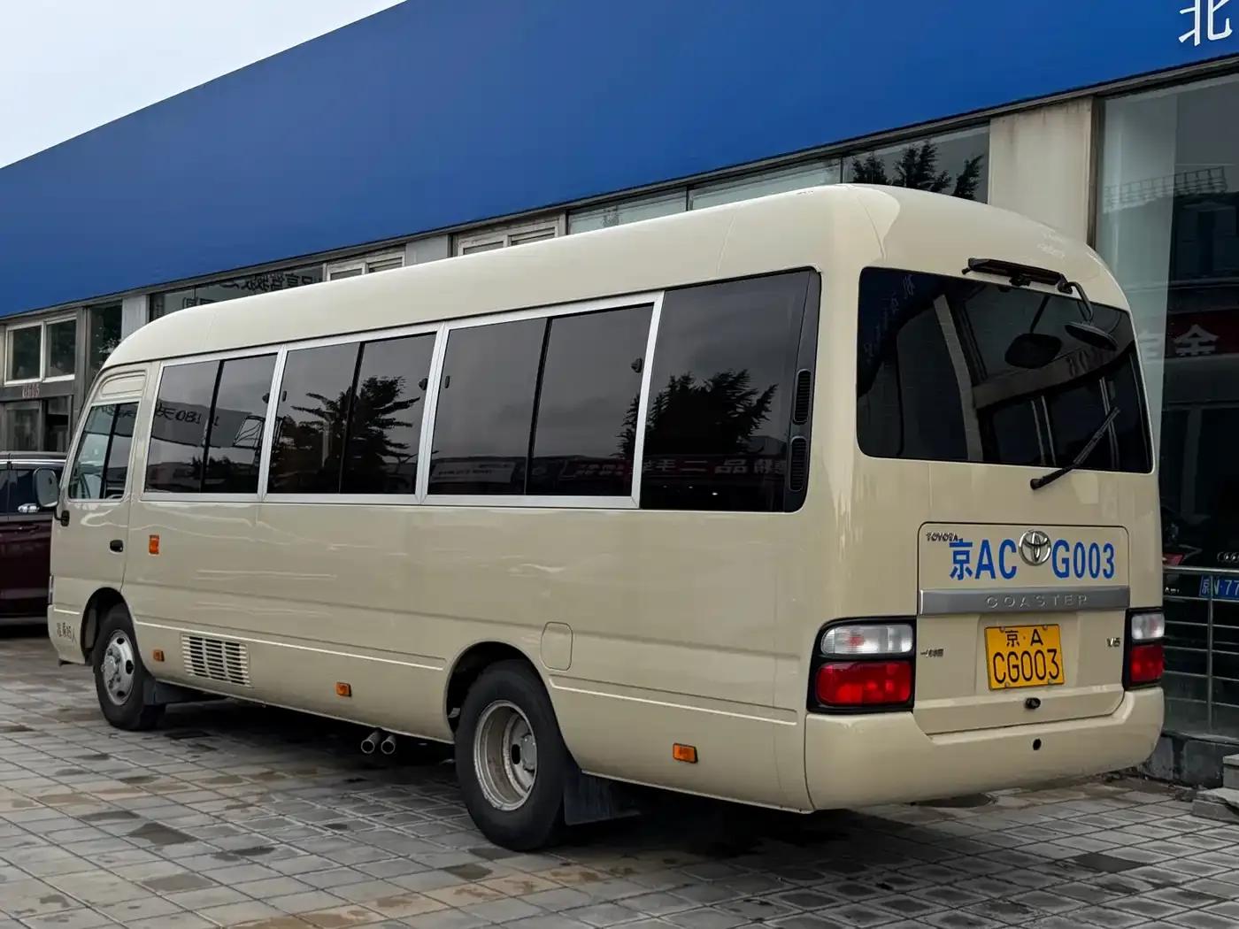 2017 Toyota Coaster 4.0L Manual — миниатюра 4