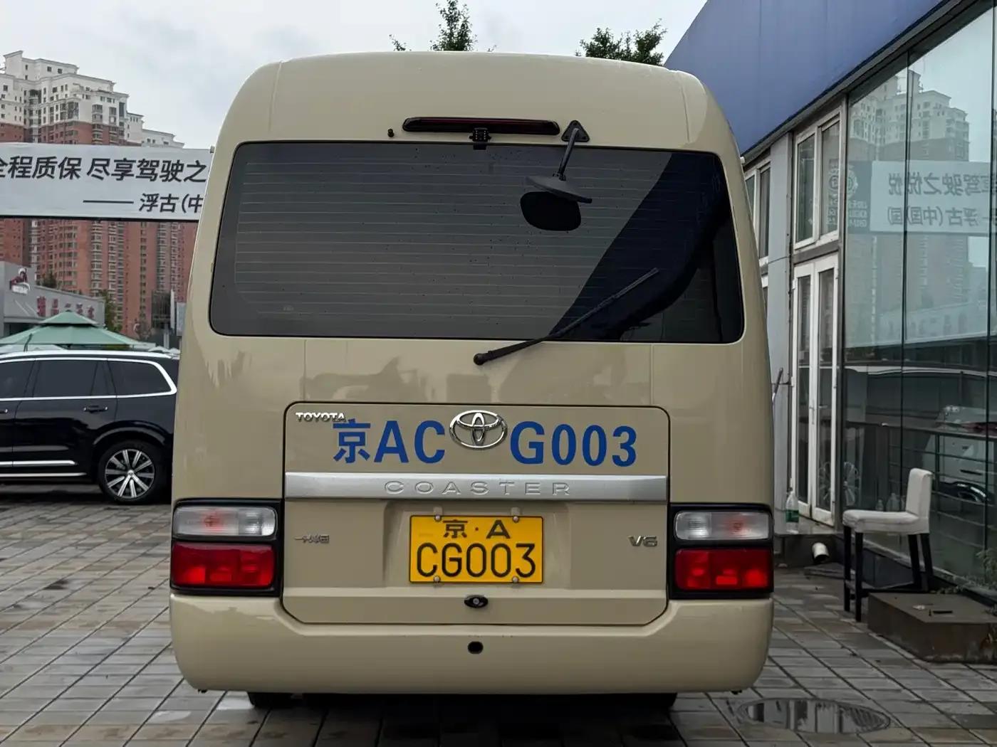 2017 Toyota Coaster 4.0L Manual — миниатюра 5