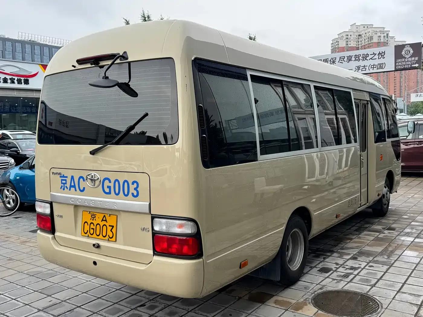 2017 Toyota Coaster 4.0L Manual — миниатюра 6