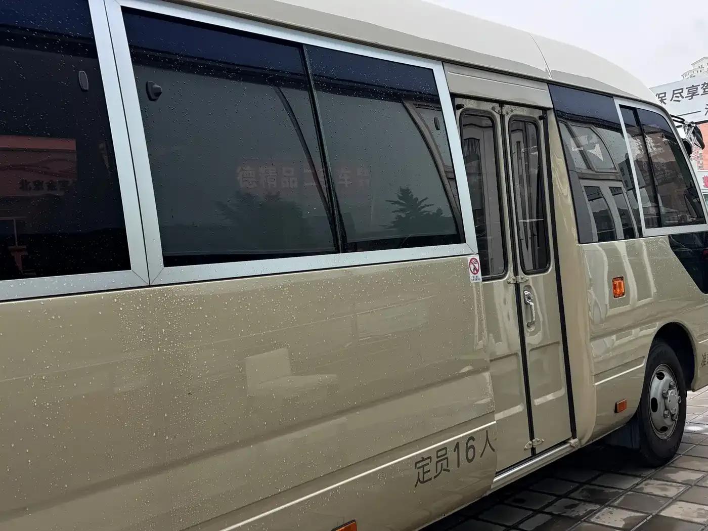 2017 Toyota Coaster 4.0L Manual — миниатюра 7