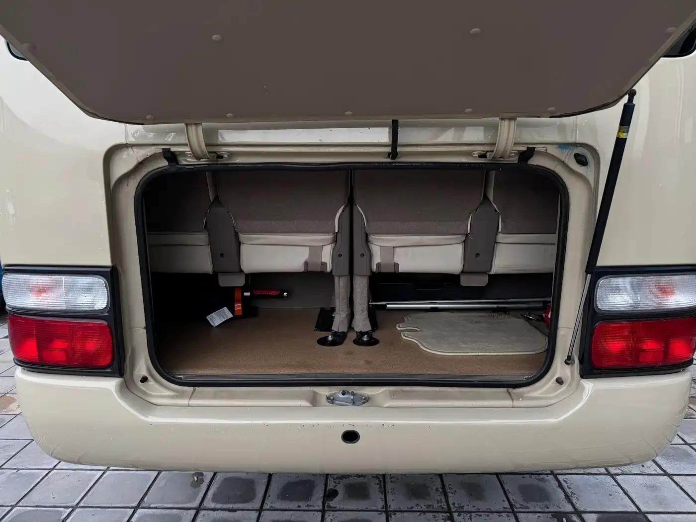 2017 Toyota Coaster 4.0L Manual — миниатюра 8