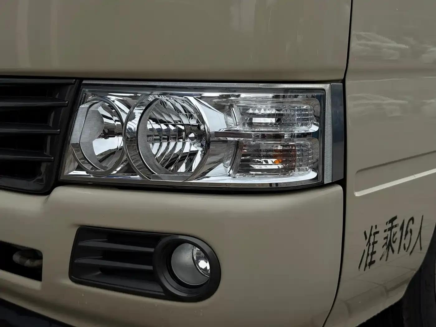 2017 Toyota Coaster 4.0L Manual — миниатюра 9