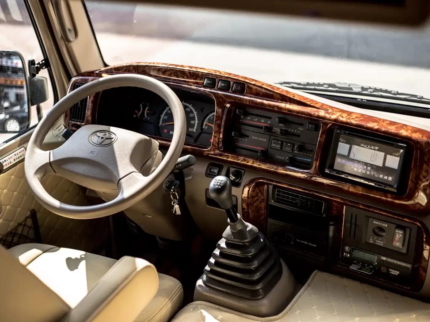 2020 Toyota Coaster 4.0L Manual — миниатюра 6