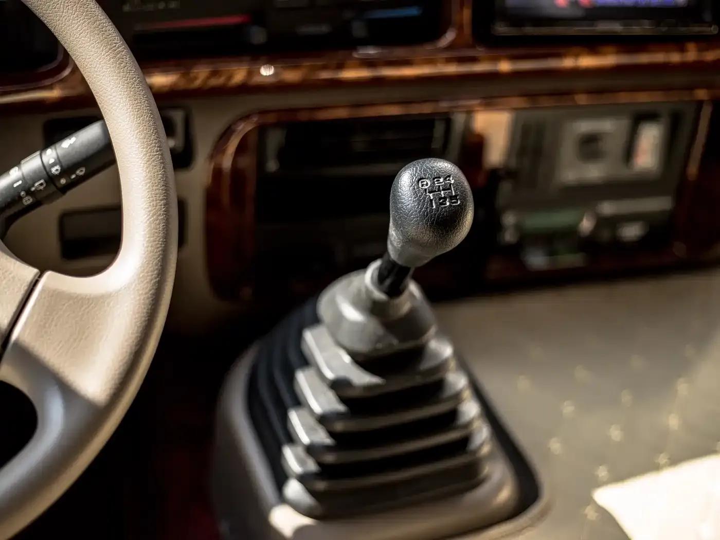 2020 Toyota Coaster 4.0L Manual — миниатюра 7