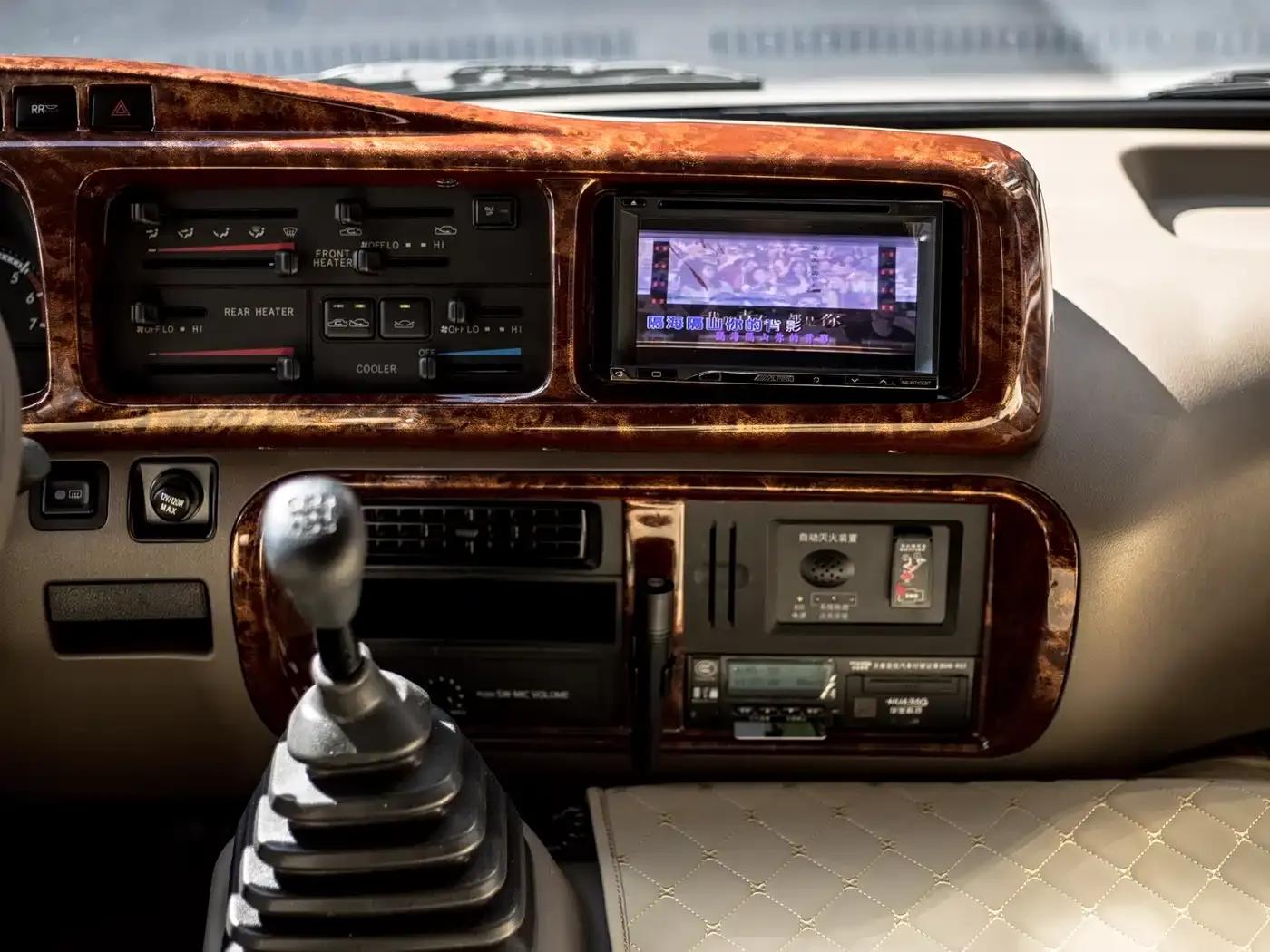 2020 Toyota Coaster 4.0L Manual — миниатюра 8