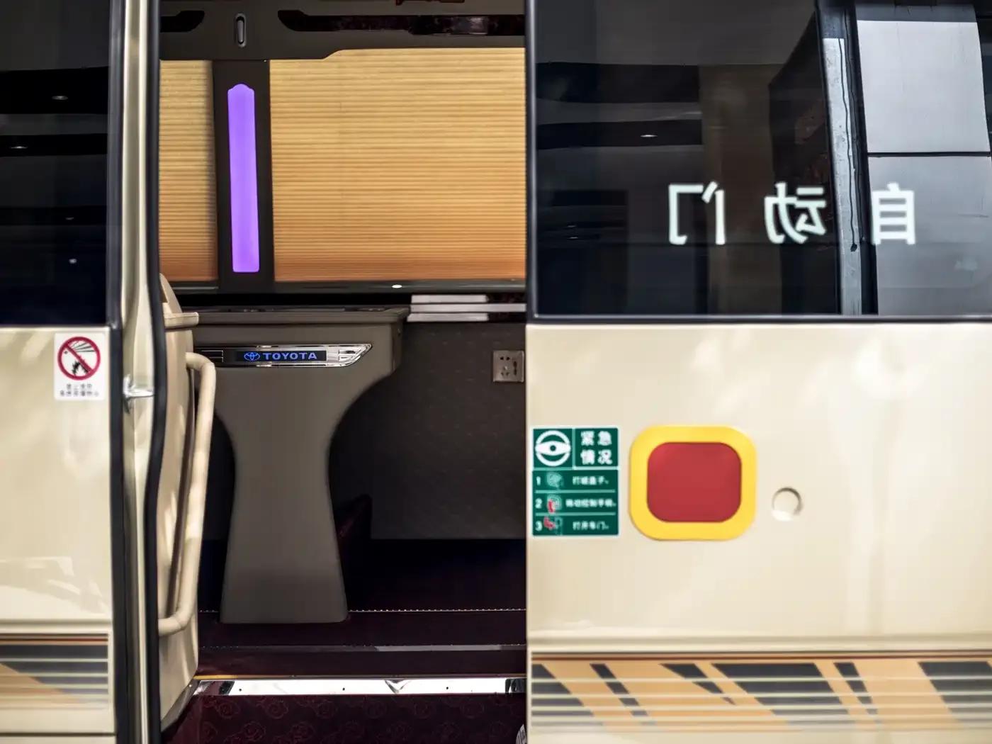 2020 Toyota Coaster 4.0L Manual — миниатюра 9
