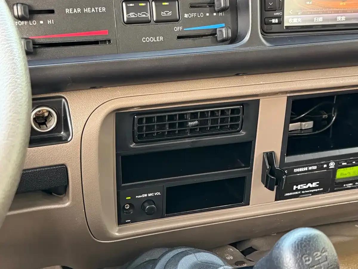 2015 Toyota Coaster 2.7L Manual — миниатюра 17