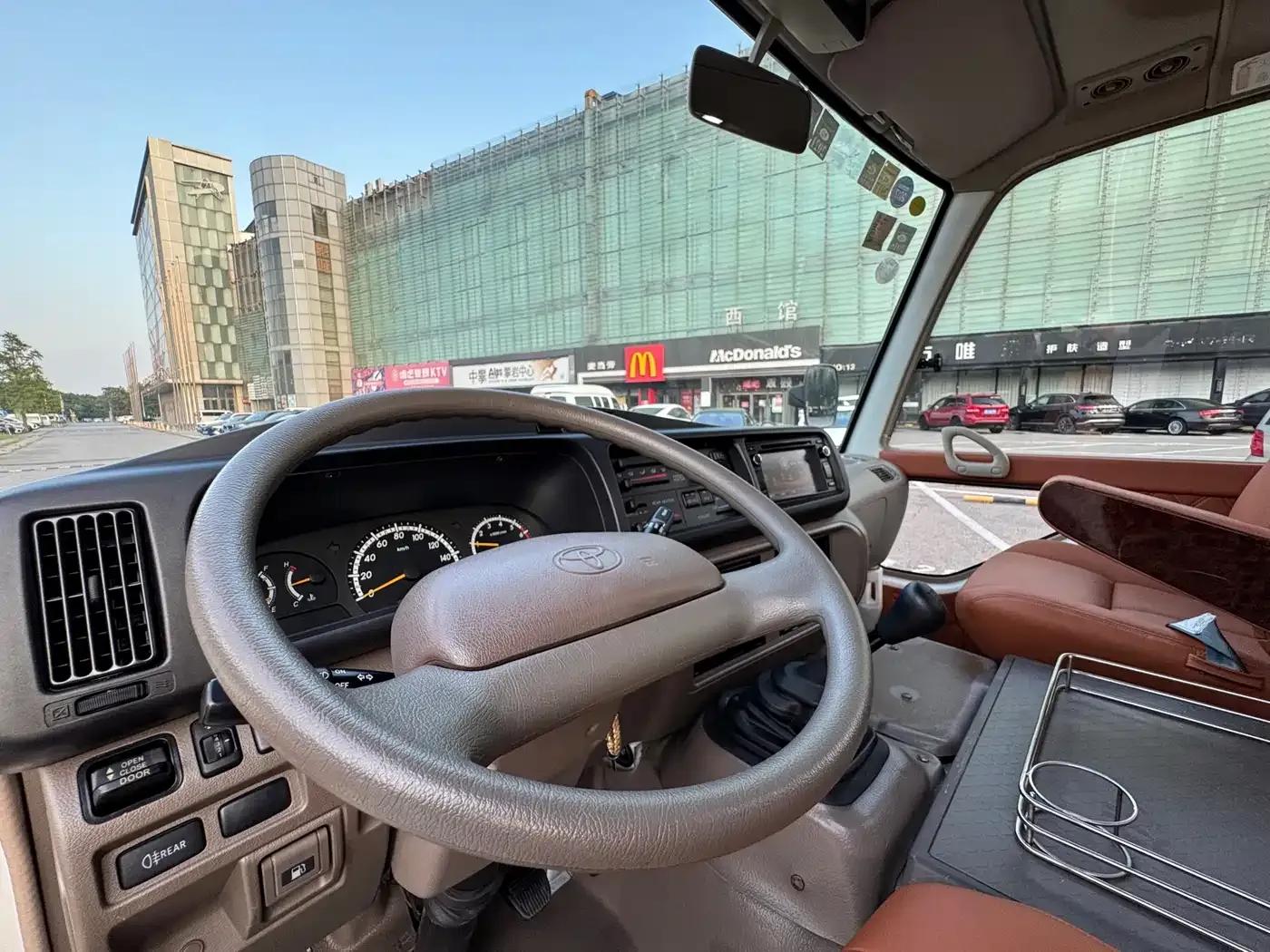 2015 Toyota Coaster 2.7L Manual — миниатюра 8