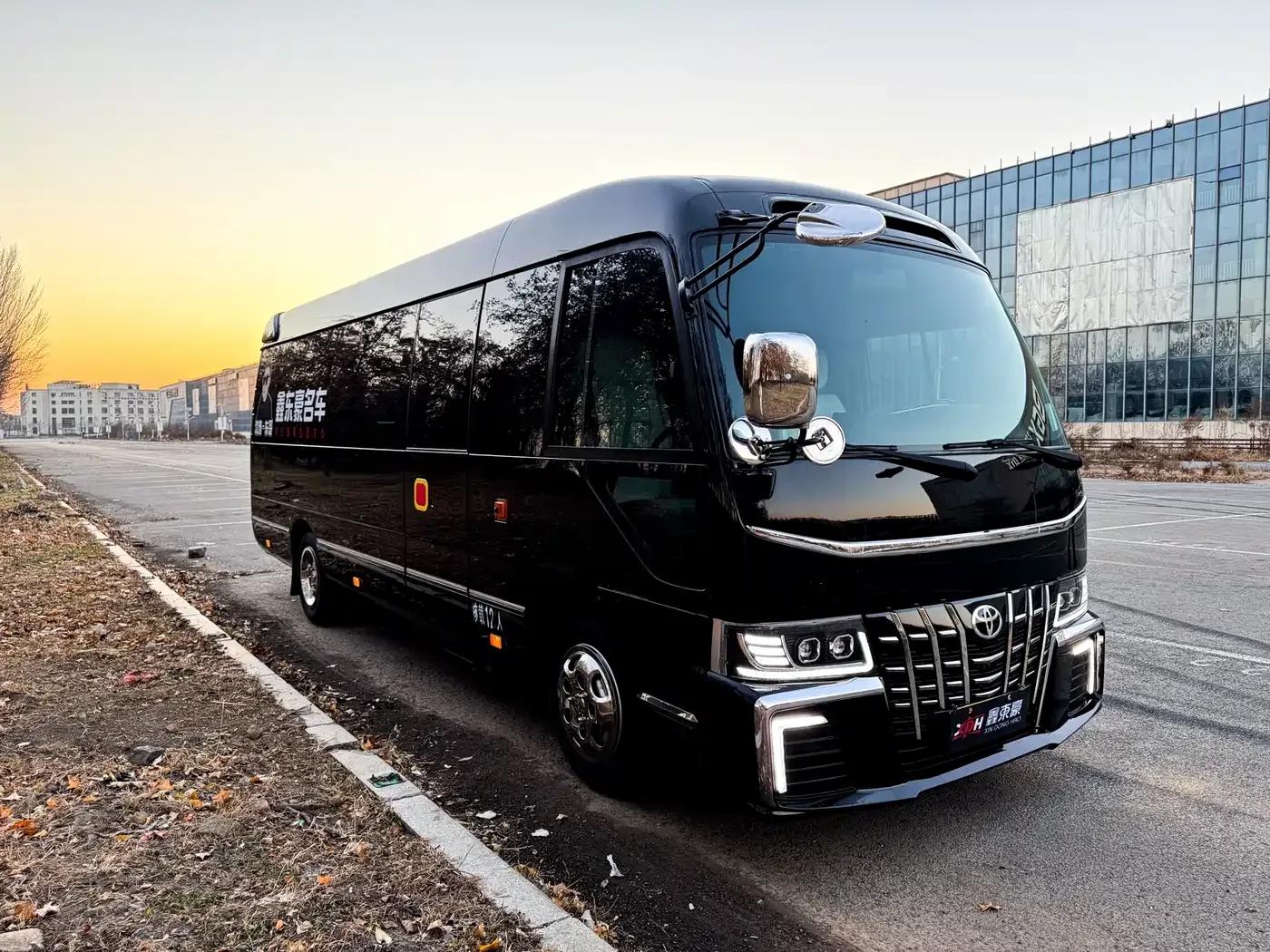 2023 Toyota Coaster 4.0L Manual — миниатюра 3