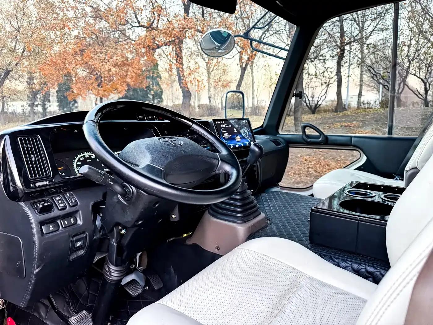 2023 Toyota Coaster 4.0L Manual — миниатюра 9