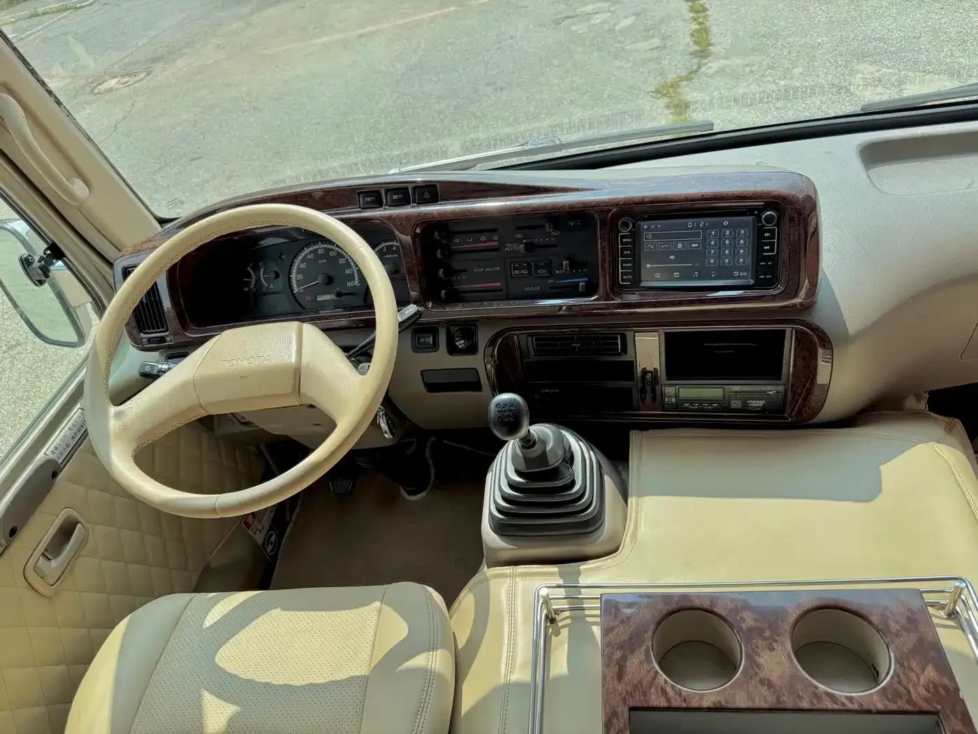 2018 Toyota Coaster 4.0L Manual — миниатюра 12