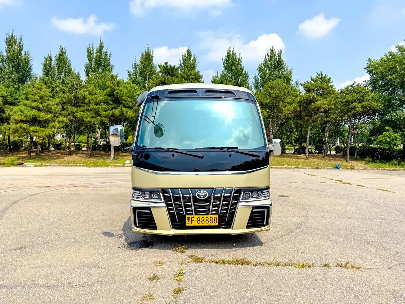2018 Toyota Coaster 4.0L Manual — миниатюра 3
