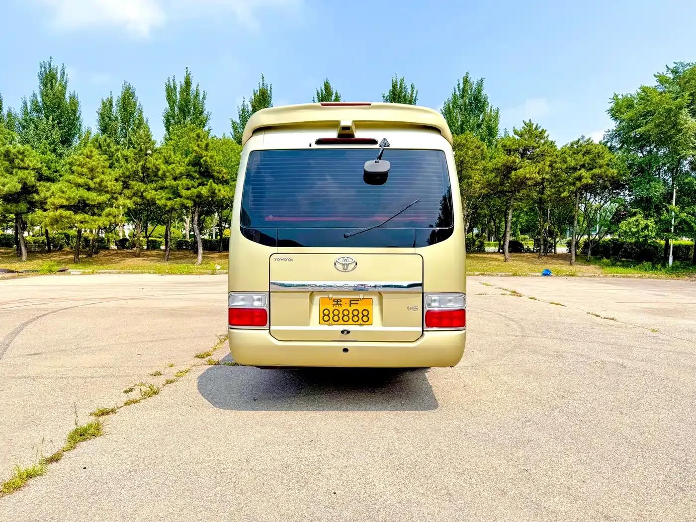 2018 Toyota Coaster 4.0L Manual — миниатюра 8