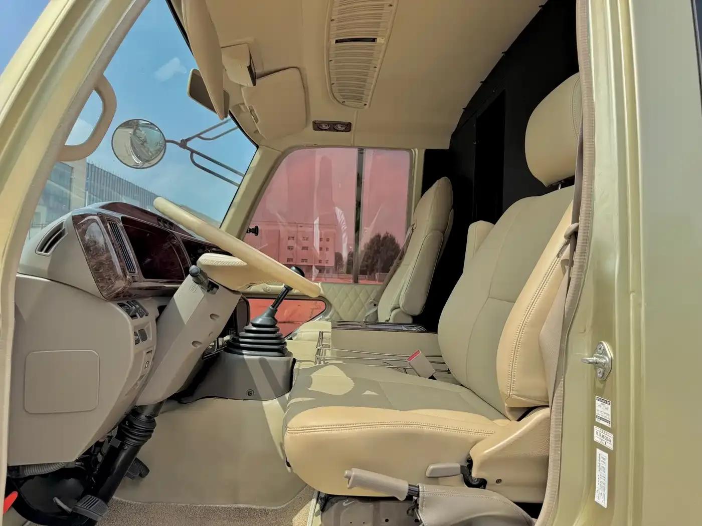 2018 Toyota Coaster 4.0L Manual — миниатюра 10