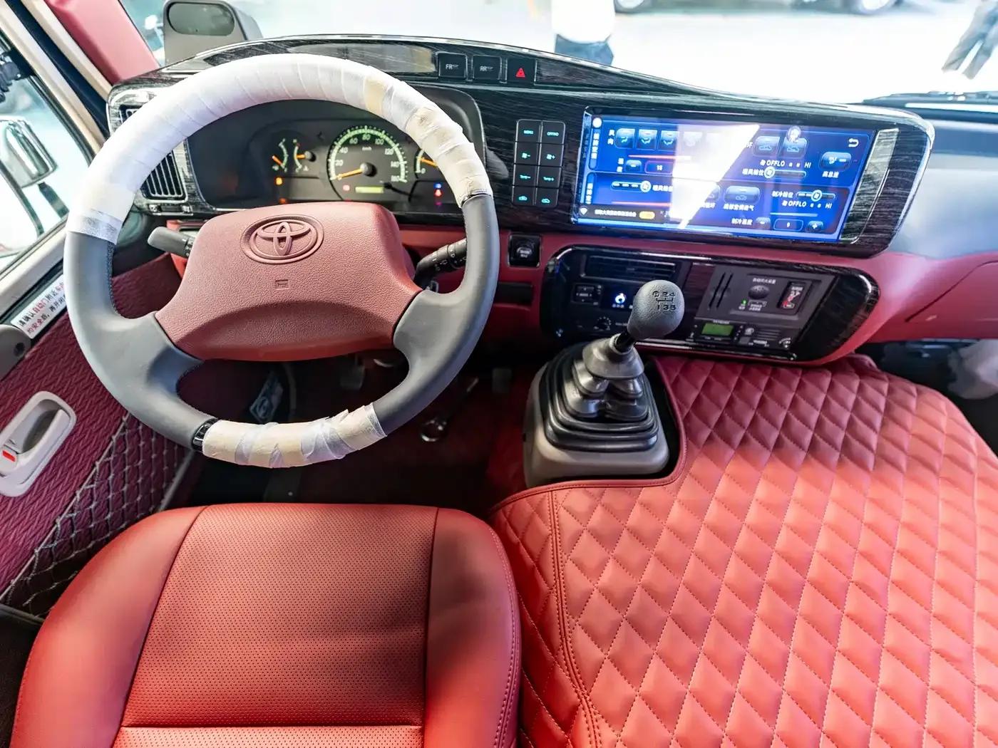 2025 Toyota Coaster 4.0L Manual — миниатюра 26
