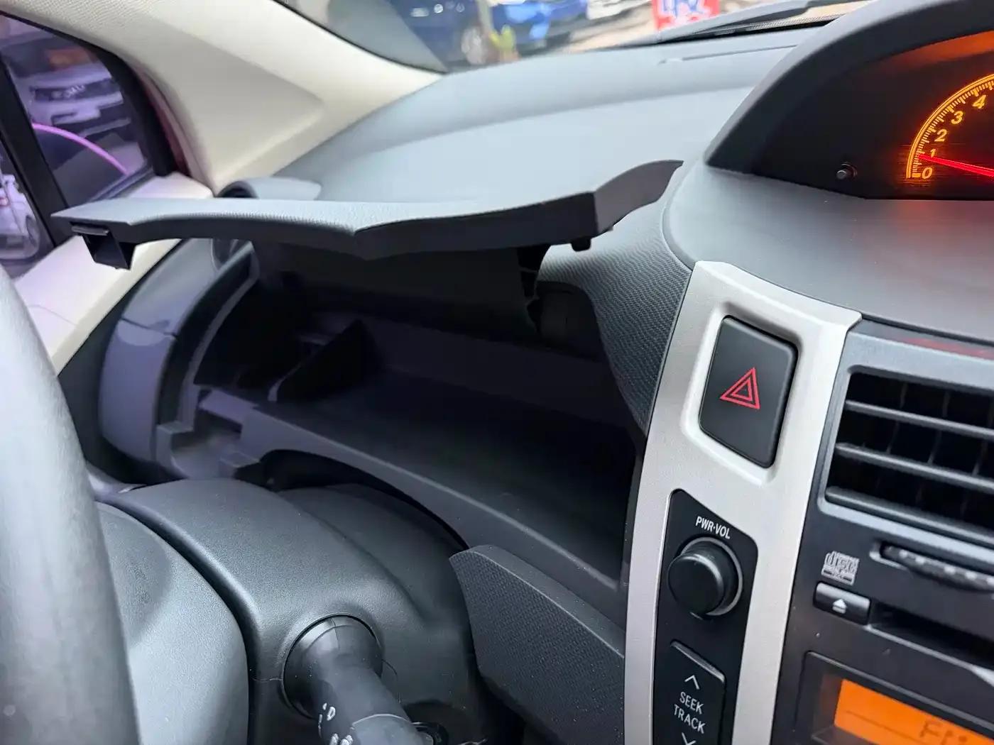 2011 Toyota Yaris 1.6E Automatic Dynamic Edition — миниатюра 11