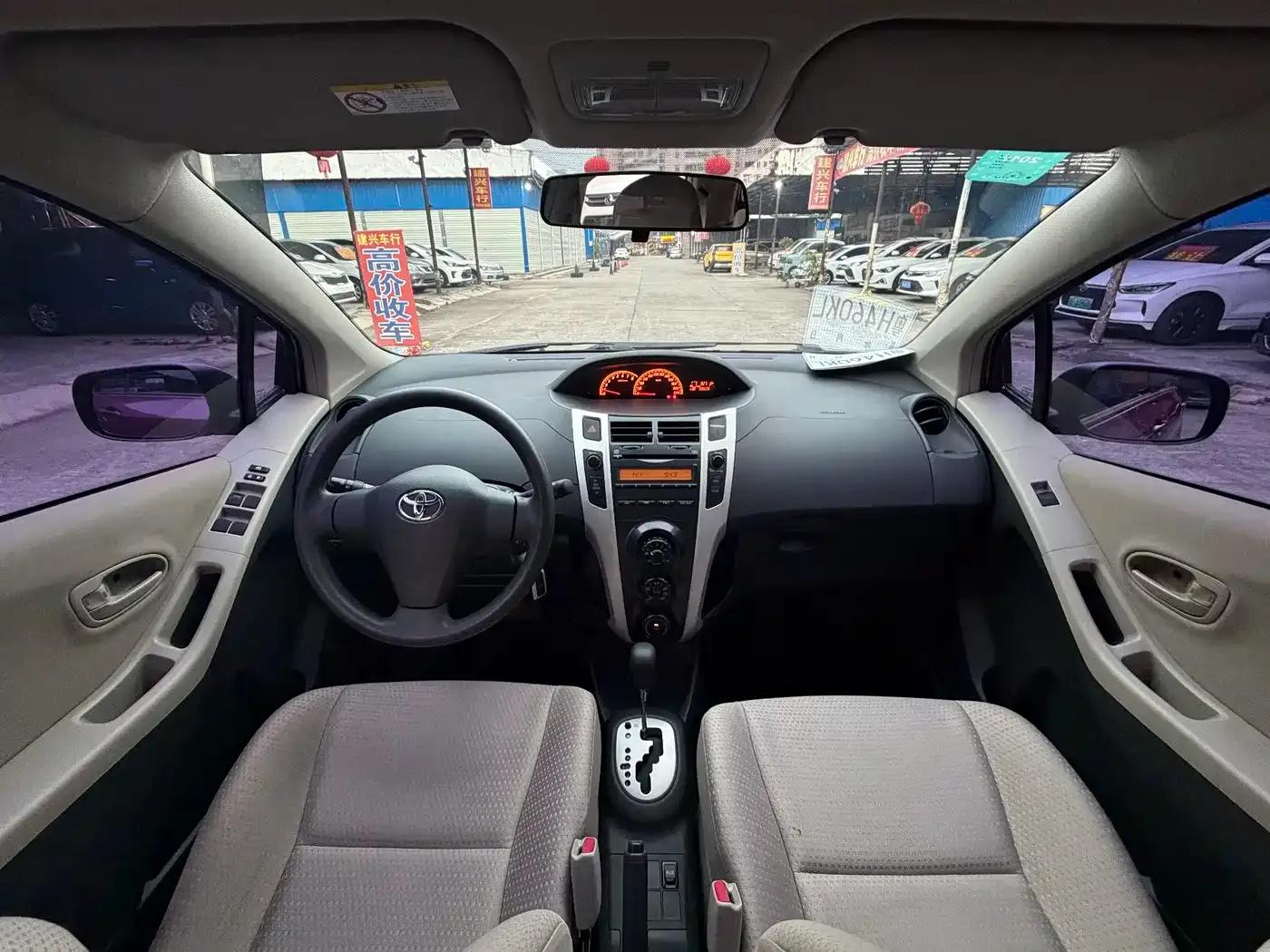 2011 Toyota Yaris 1.6E Automatic Dynamic Edition — миниатюра 6