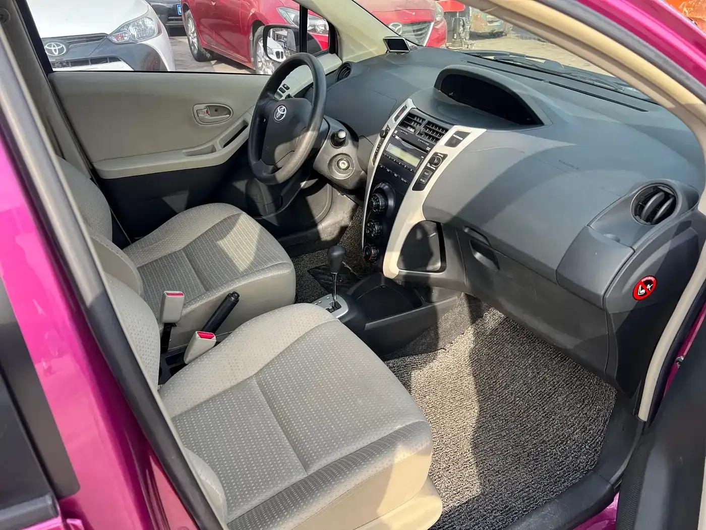 2011 Toyota Yaris 1.6E Automatic Dynamic Edition — миниатюра 13
