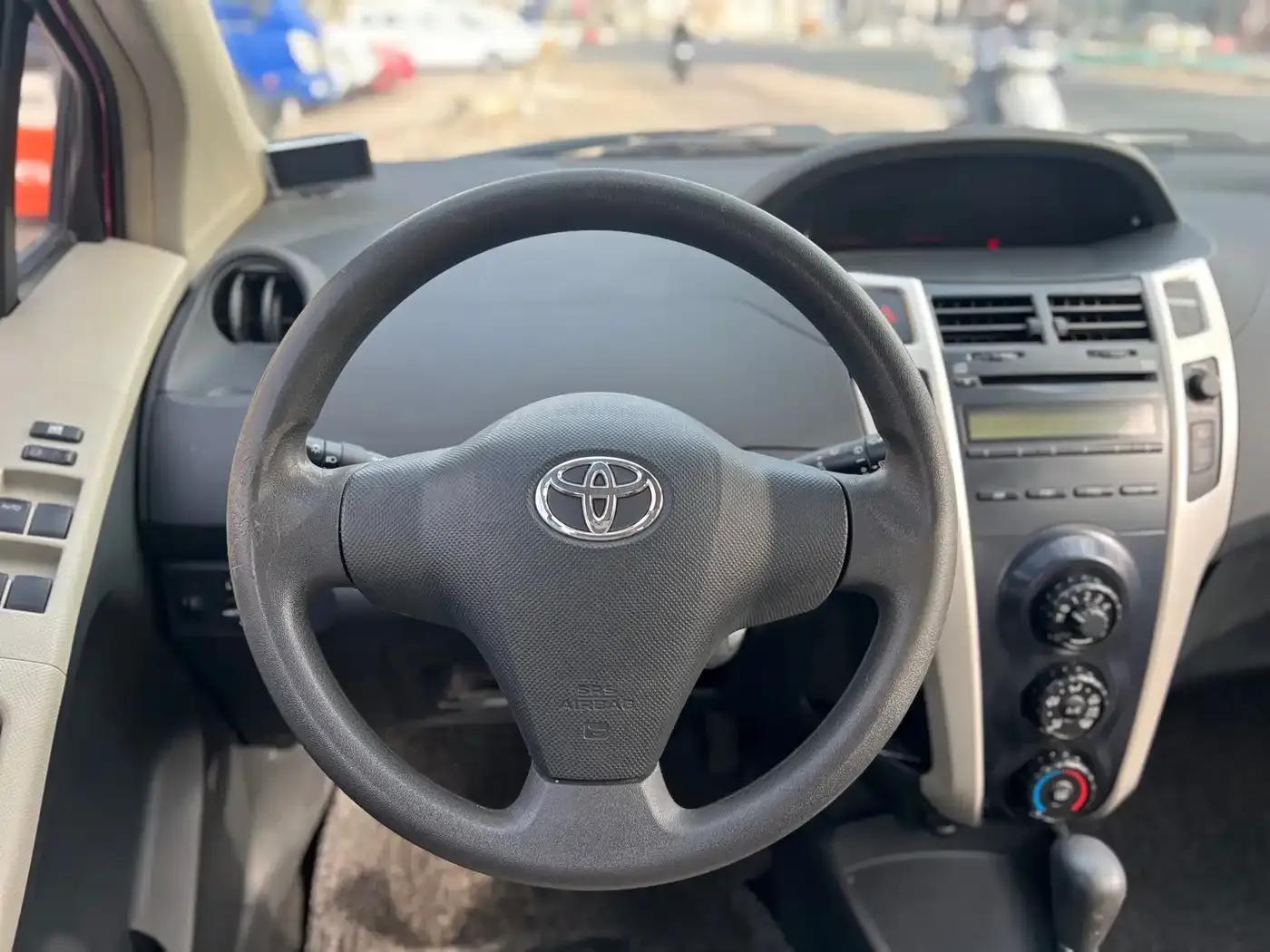 2011 Toyota Yaris 1.6E Automatic Dynamic Edition — миниатюра 8