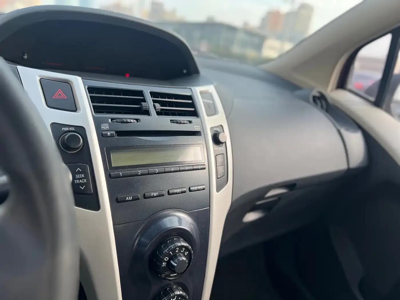 2011 Toyota Yaris 1.6E Automatic Dynamic Edition — миниатюра 9