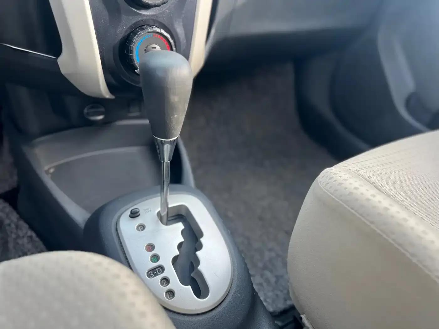 2011 Toyota Yaris 1.6E Automatic Dynamic Edition — миниатюра 10