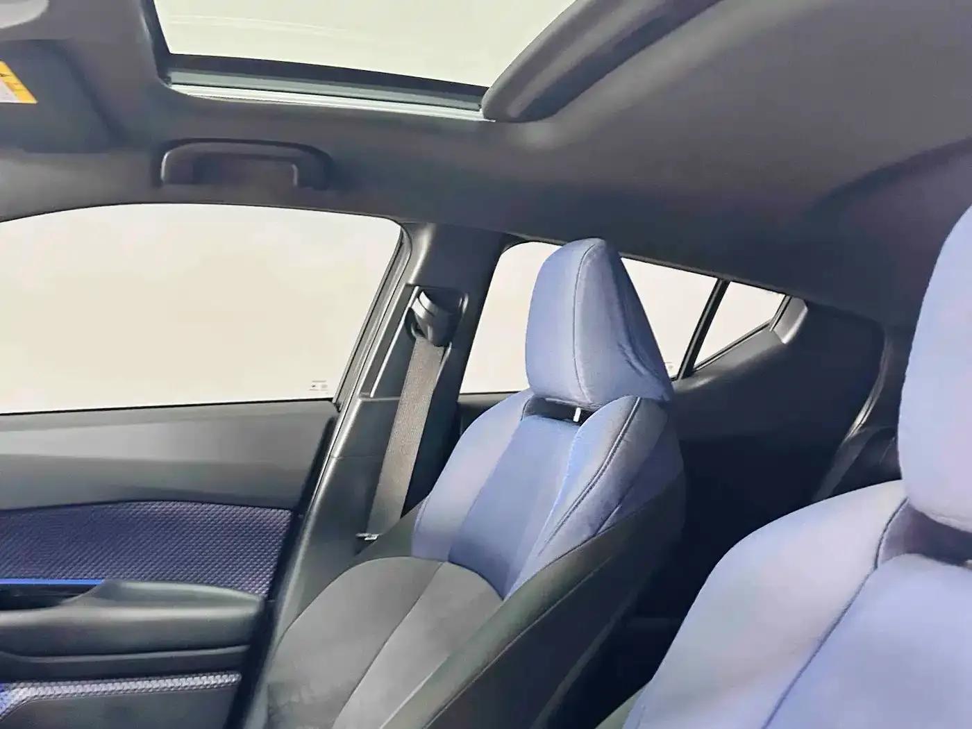 Toyota C-HR EV 2020 Luxury Sunroof Edition — миниатюра 13