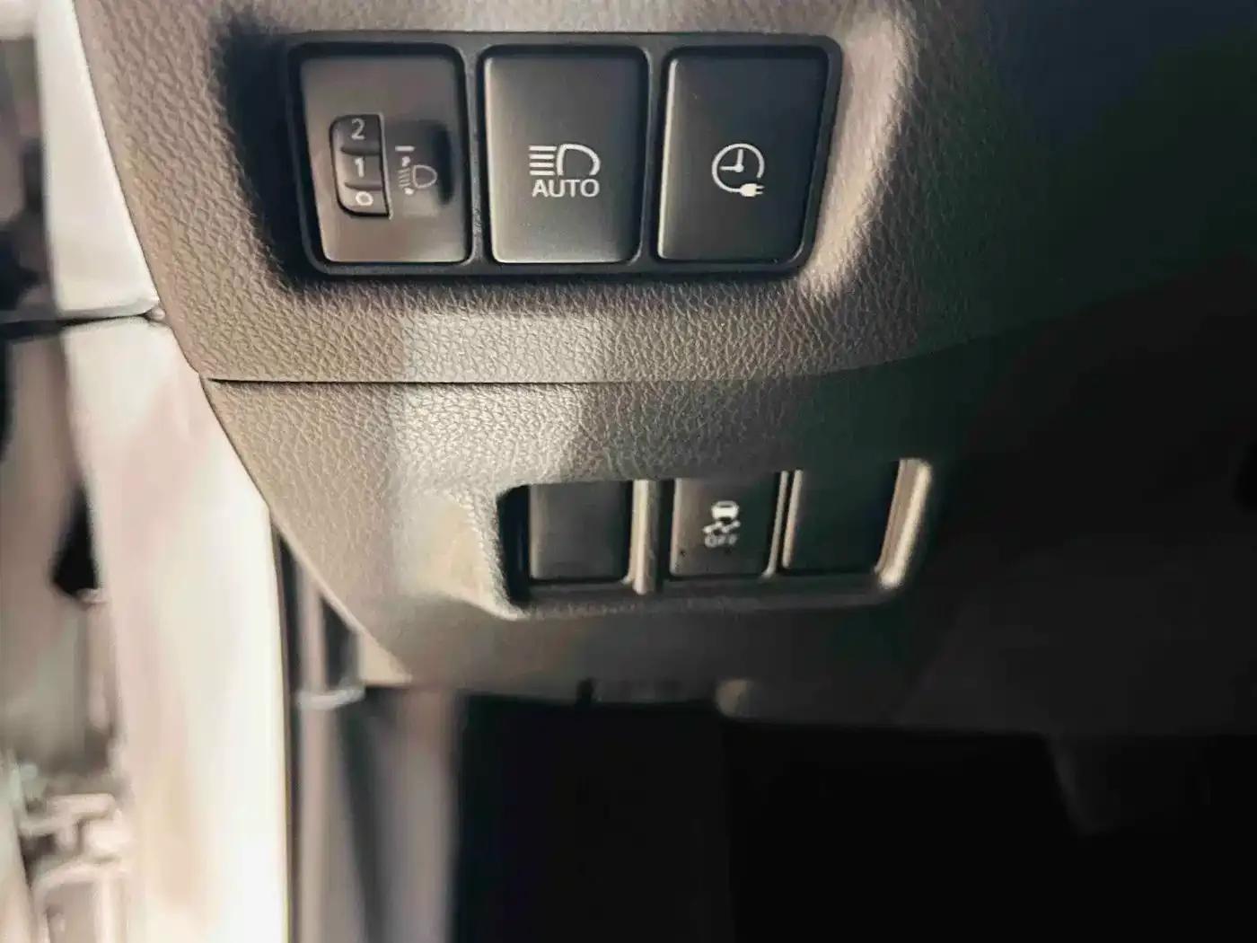 Toyota C-HR EV 2020 Luxury Sunroof Edition — миниатюра 19