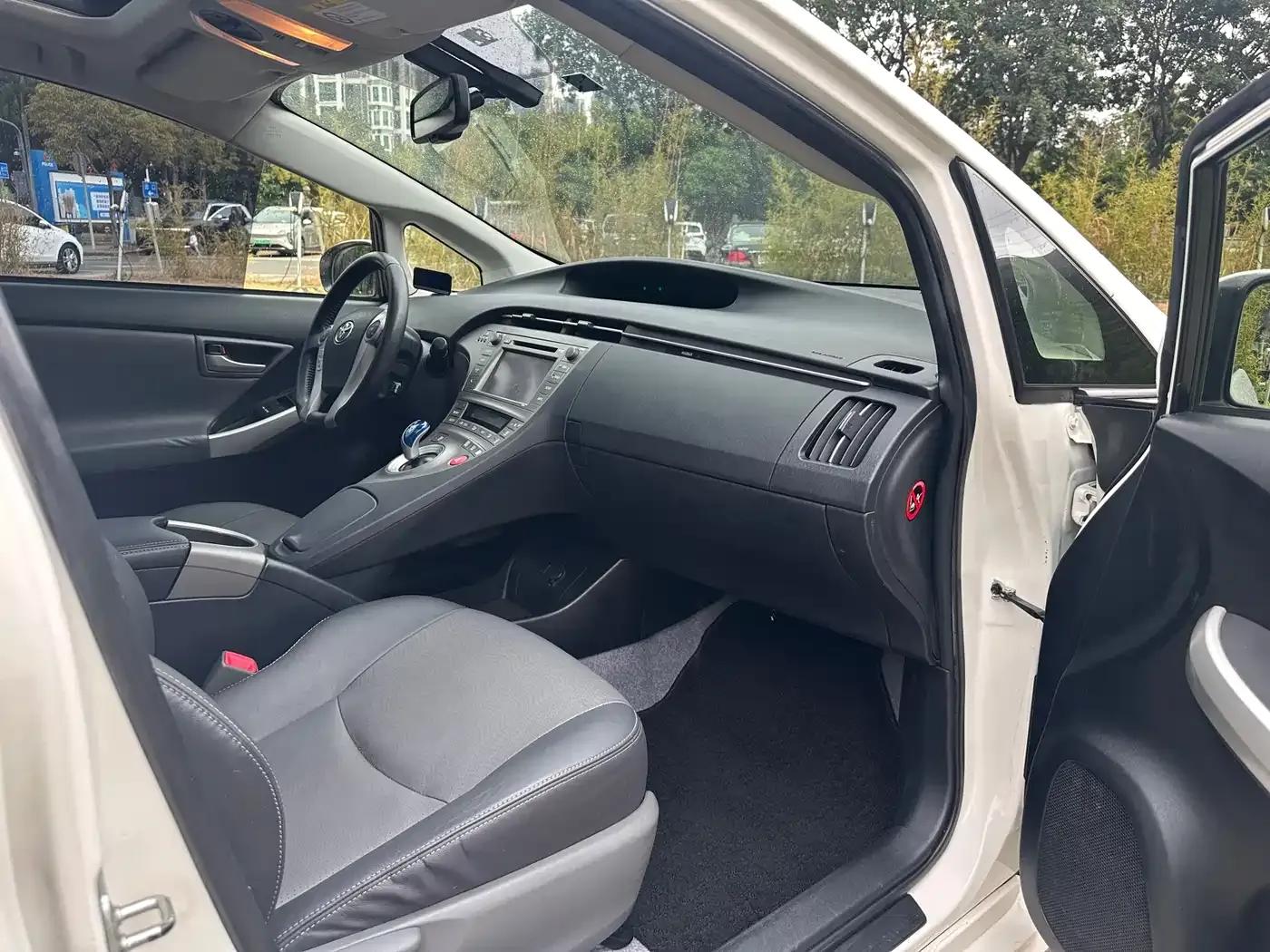 2012 Prius 1.8L Luxury Advanced Edition — миниатюра 11