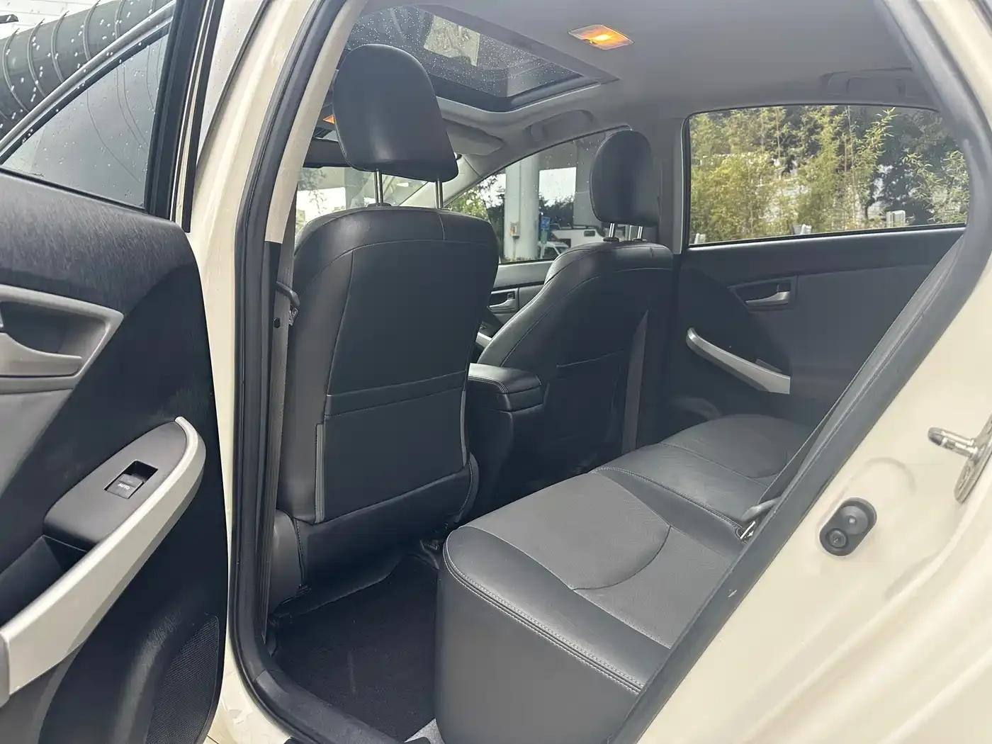2012 Prius 1.8L Luxury Advanced Edition — миниатюра 6