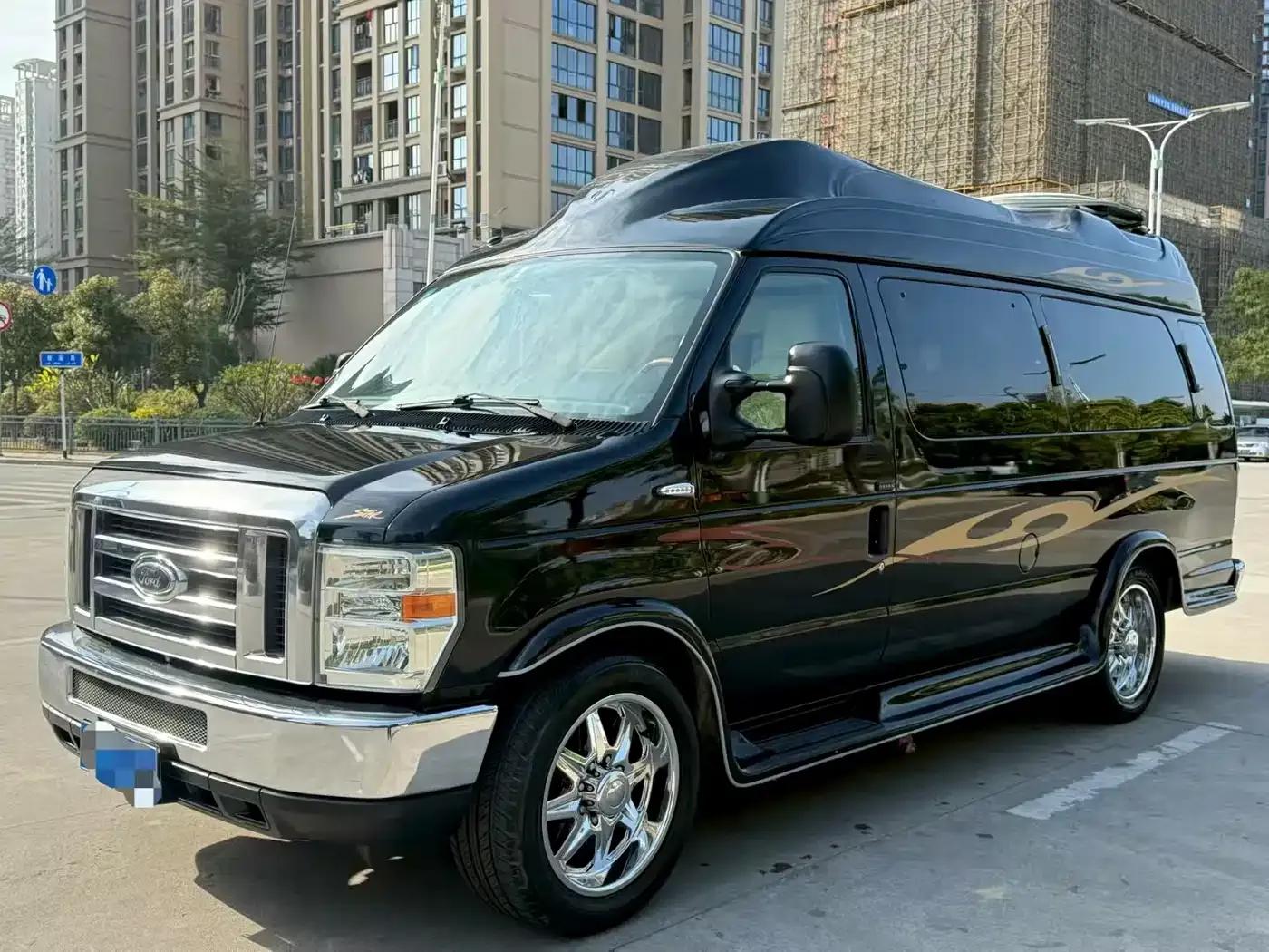 2011 Ford E350 5.4L Standard Yacht Edition — миниатюра 1