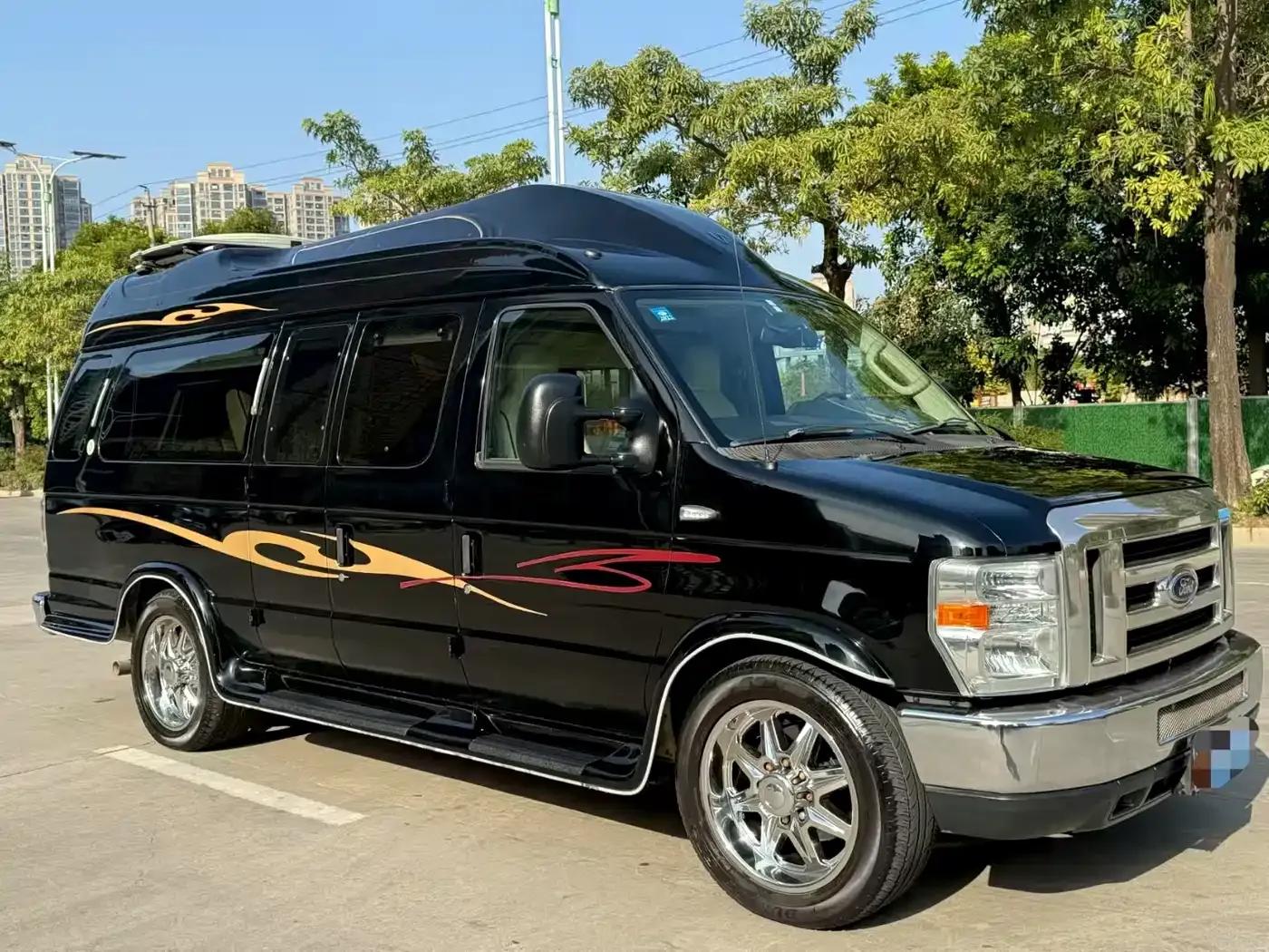 2011 Ford E350 5.4L Standard Yacht Edition — миниатюра 3