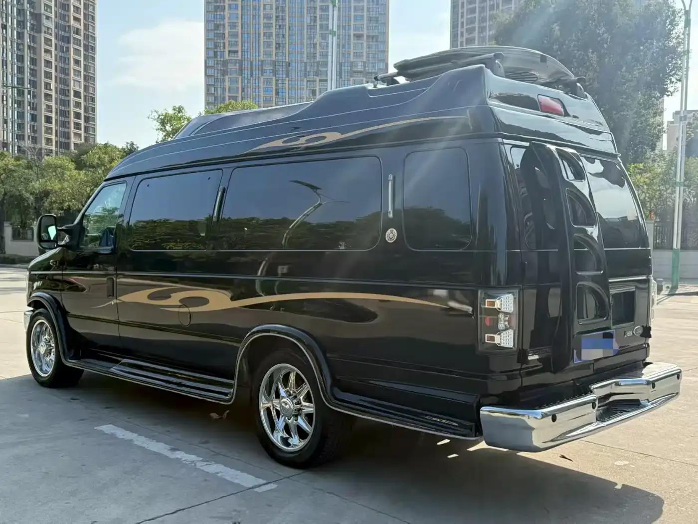 2011 Ford E350 5.4L Standard Yacht Edition — миниатюра 4