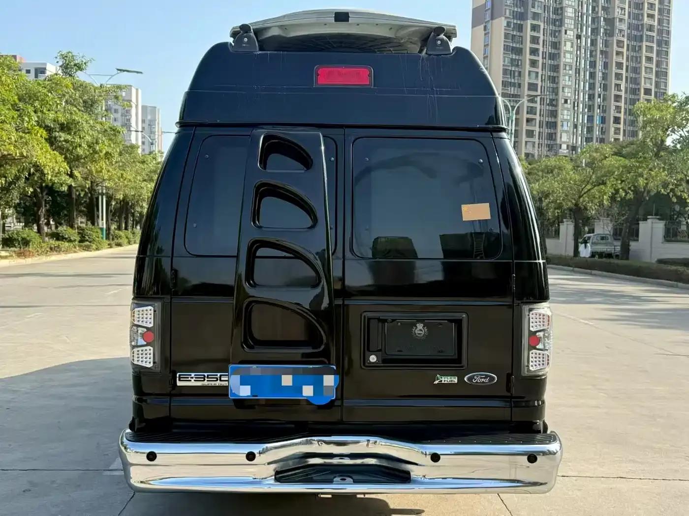 2011 Ford E350 5.4L Standard Yacht Edition — миниатюра 5