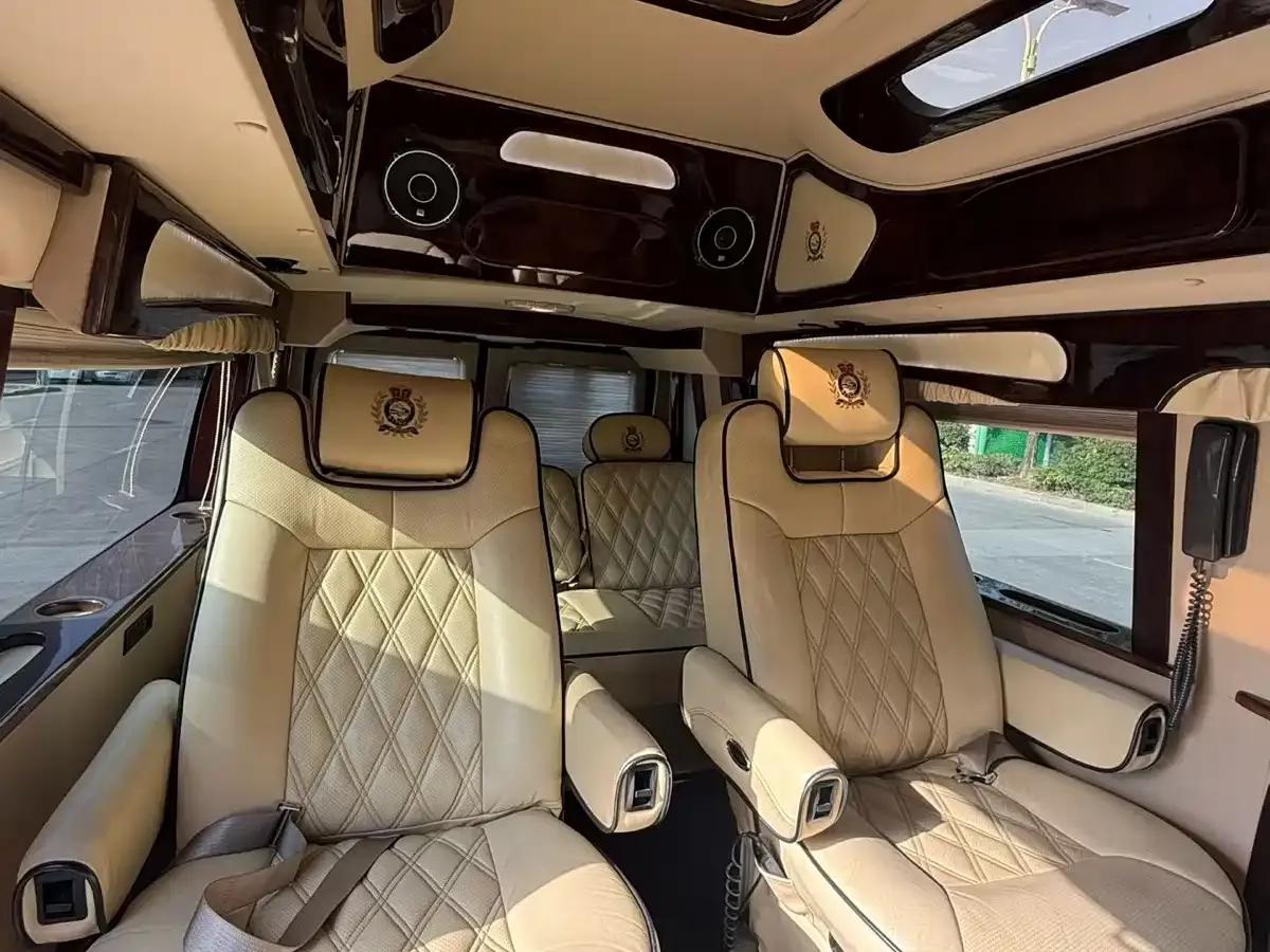 2011 Ford E350 5.4L Standard Yacht Edition — миниатюра 8