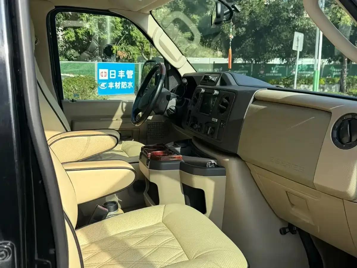 2011 Ford E350 5.4L Standard Yacht Edition — миниатюра 9