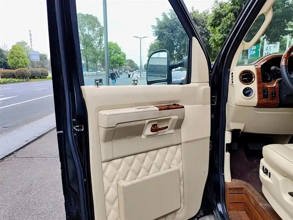 2013 Ford E350 5.4L US Spec — миниатюра 6