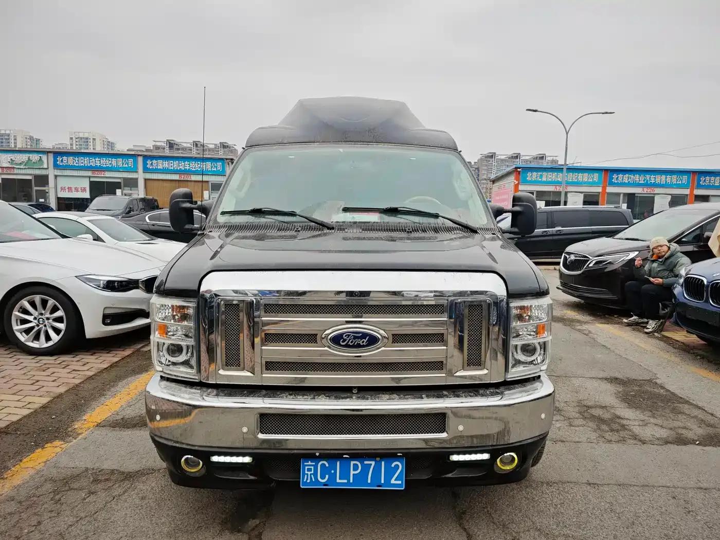 2011 Ford E350 5.4L Platinum Edition — миниатюра 2