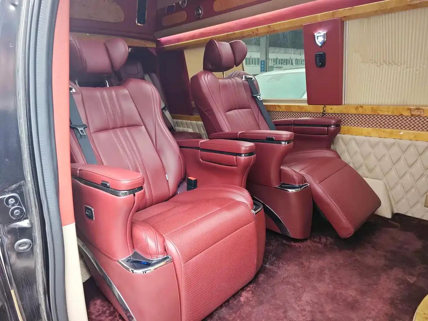 2011 Ford E350 5.4L Platinum Edition — миниатюра 15