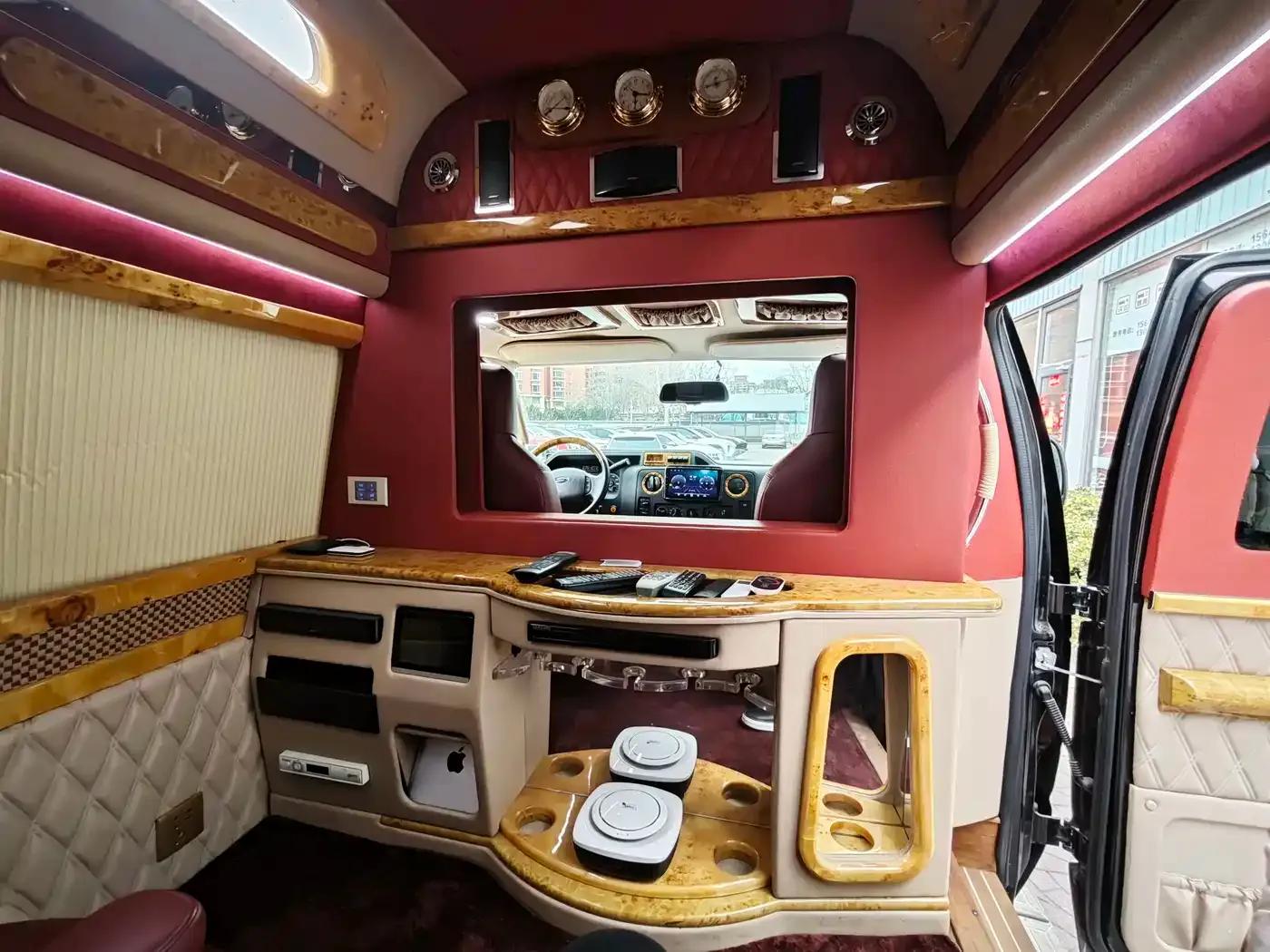 2011 Ford E350 5.4L Platinum Edition — миниатюра 16