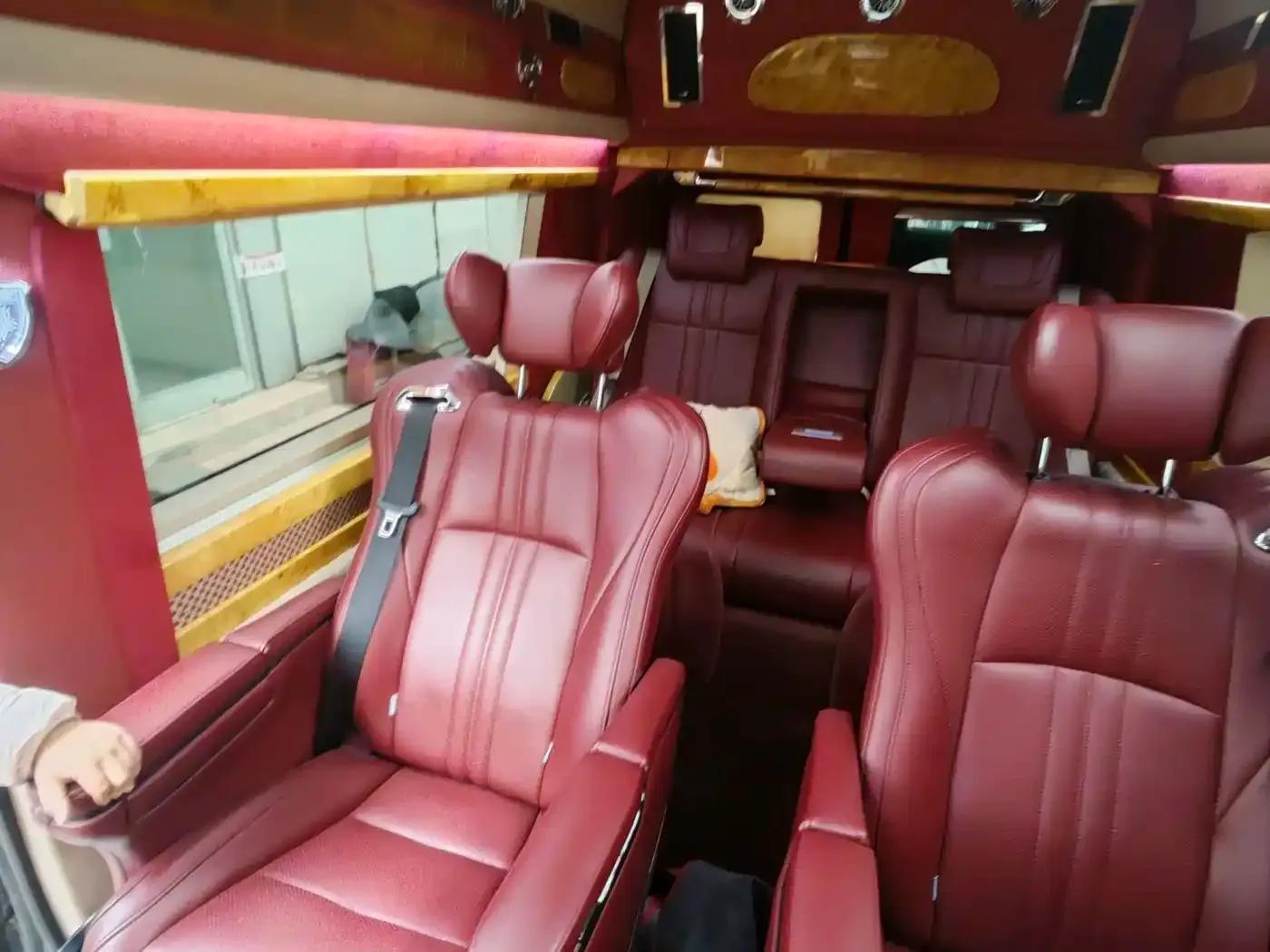 2011 Ford E350 5.4L Platinum Edition — миниатюра 17