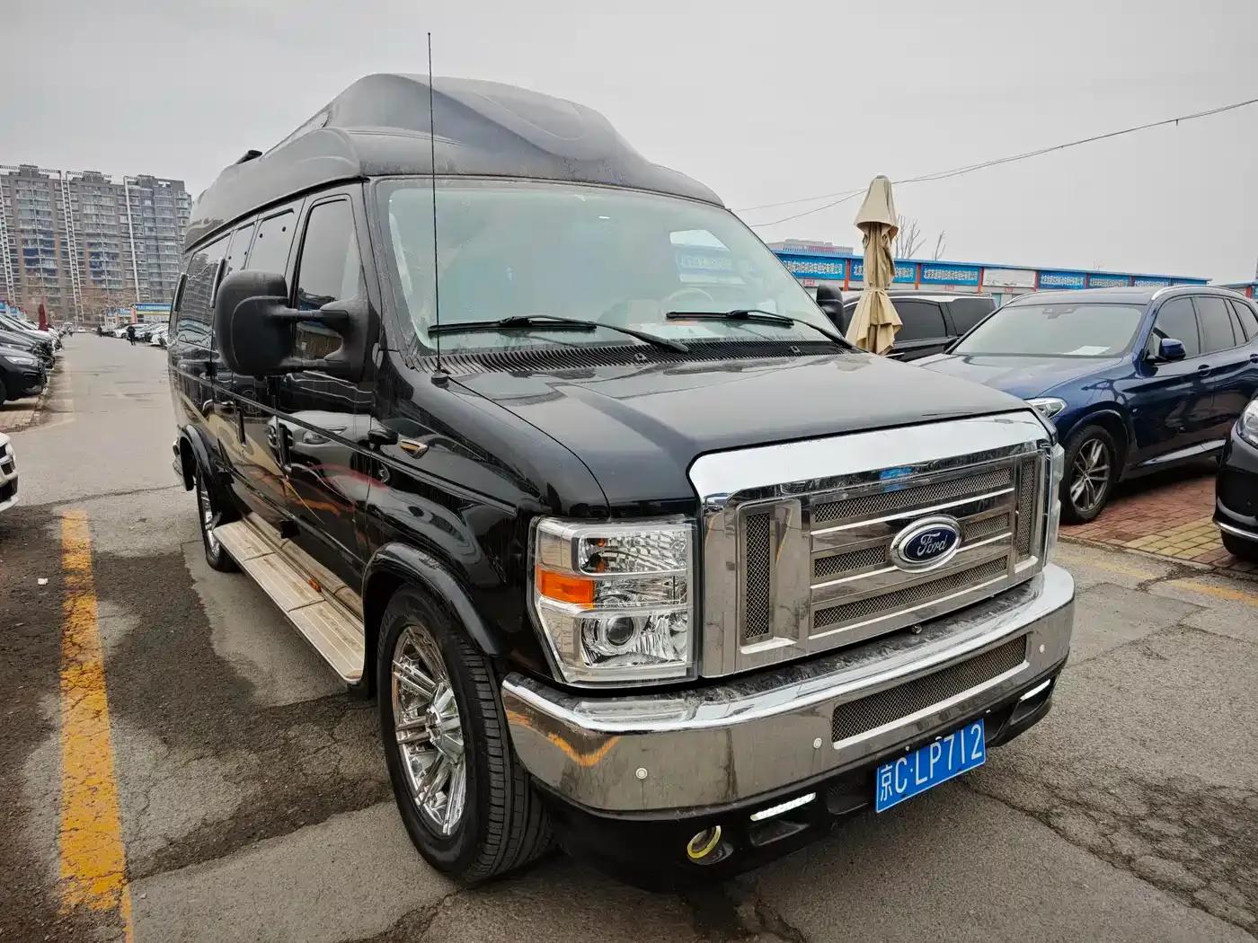 2011 Ford E350 5.4L Platinum Edition — миниатюра 3