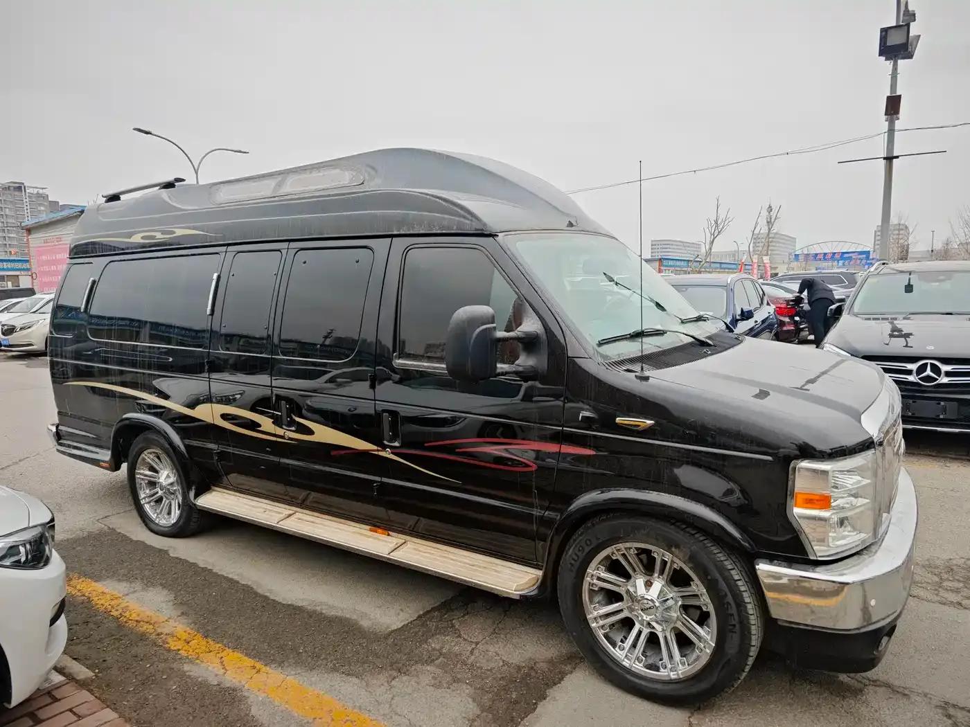 2011 Ford E350 5.4L Platinum Edition — миниатюра 4